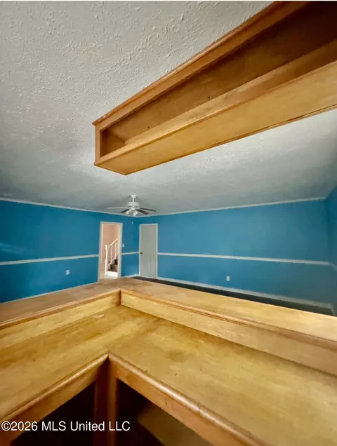 Living - 112 Kildare Ct, Jackson, MS 39209 photo 3 of 5