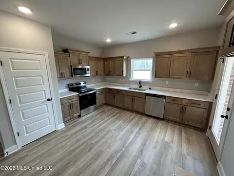 Kitchen - 6089 E River Birch Rd, Walls, MS 38680 photo 2 of 2