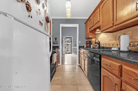 Kitchen - 2184 Shady Grove Cv, Hernando, MS 38632 photo 2 of 3