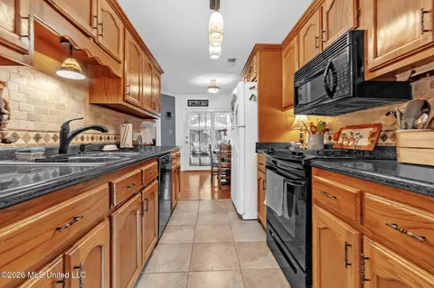 Kitchen - 2184 Shady Grove Cv, Hernando, MS 38632 photo 3 of 3