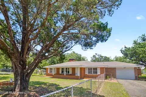 805 Bouslog St, Bay Saint Louis, MS 39520
