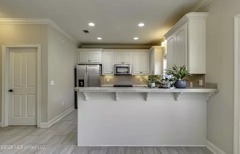 Kitchen - 126 W Pinebrook Dr, Brandon, MS 39047 photo 7 of 7