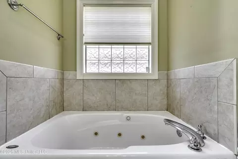 Bath - 126 W Pinebrook Dr, Brandon, MS 39047 photo 2 of 6