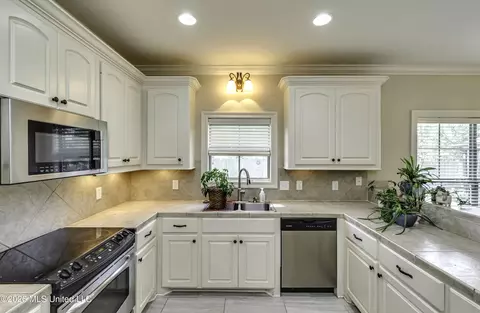 Kitchen - 126 W Pinebrook Dr, Brandon, MS 39047 photo 3 of 7