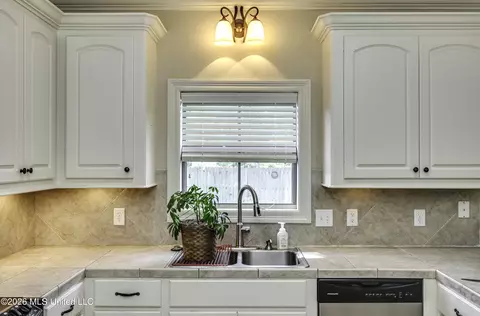 Kitchen - 126 W Pinebrook Dr, Brandon, MS 39047 photo 4 of 7