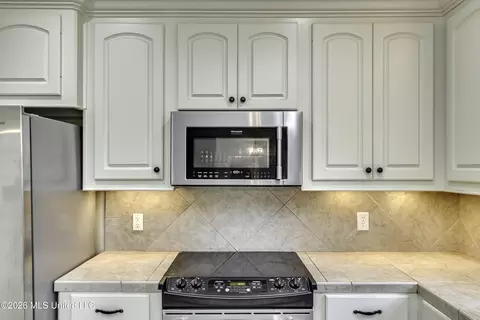 Kitchen - 126 W Pinebrook Dr, Brandon, MS 39047 photo 5 of 7