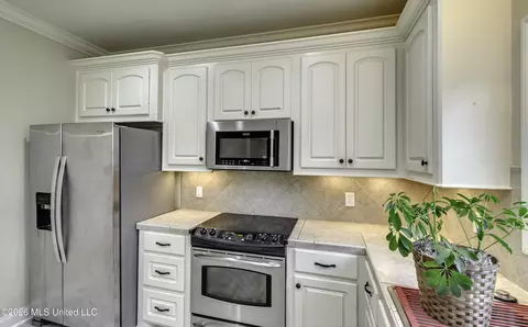 Kitchen - 126 W Pinebrook Dr, Brandon, MS 39047 photo 6 of 7
