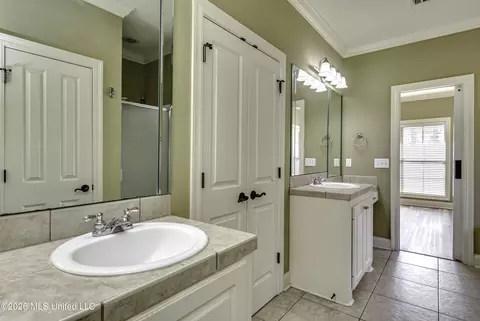 Bath - 126 W Pinebrook Dr, Brandon, MS 39047 photo 5 of 6