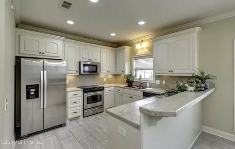 Kitchen - 126 W Pinebrook Dr, Brandon, MS 39047 photo 2 of 7