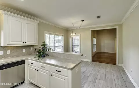 Entry Way - 126 W Pinebrook Dr, Brandon, MS 39047 photo 4 of 4