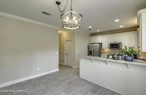 Entry Way - 126 W Pinebrook Dr, Brandon, MS 39047 photo 2 of 4