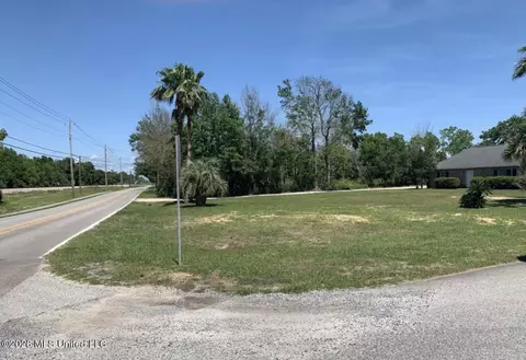 160 Adams Ln, Waveland, MS 39576