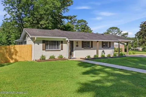 Exterior - 203 Brenmar St, Brandon, MS 39042 photo 2 of 7