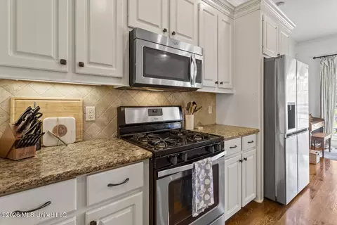 Kitchen - 102 Oak Meadow Ct, Clinton, MS 39056 photo 2 of 5