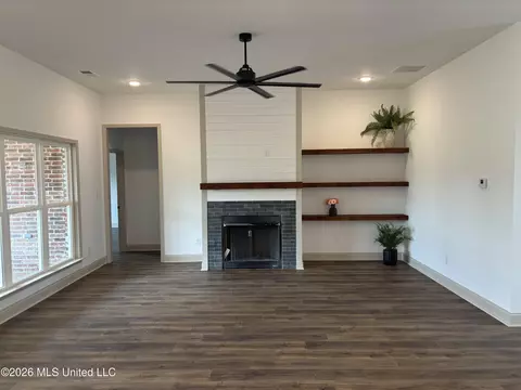 Living - 1710 Cane Creek Dr, Hernando, MS 38632 photo 1 of 1