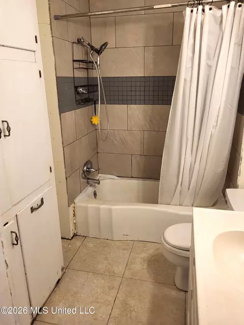 Bath - 6912 N Springwater St, Moss Point, MS 39563 photo 1 of 1