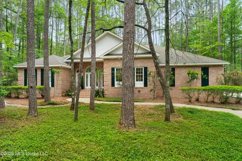 28 Canebrake Blvd, Hattiesburg, MS 39402