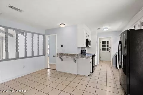 Entry Way - 5209 Sycamore Dr, Jackson, MS 39212 photo 2 of 2