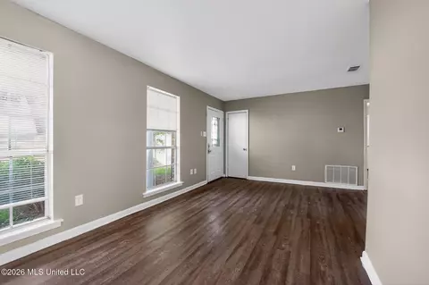 Living - 206 Valley Ridge Dr, Jackson, MS 39206 photo 4 of 7