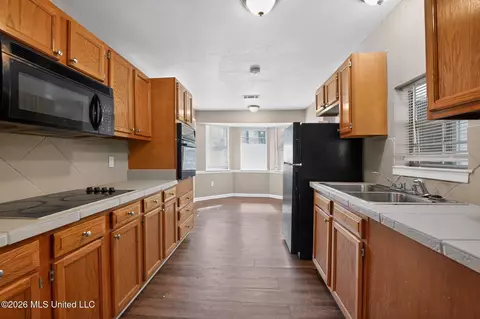 Kitchen - 206 Valley Ridge Dr, Jackson, MS 39206 photo 2 of 4