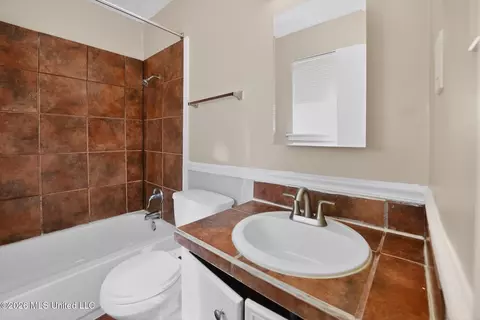Bath - 206 Valley Ridge Dr, Jackson, MS 39206 photo 3 of 3