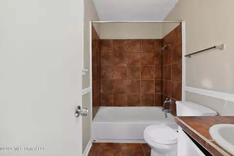 Bath - 206 Valley Ridge Dr, Jackson, MS 39206 photo 2 of 3