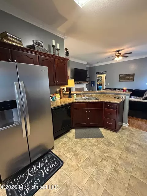 Kitchen - 328 S Vaiden Ridge Dr, Hernando, MS 38632 photo 3 of 3