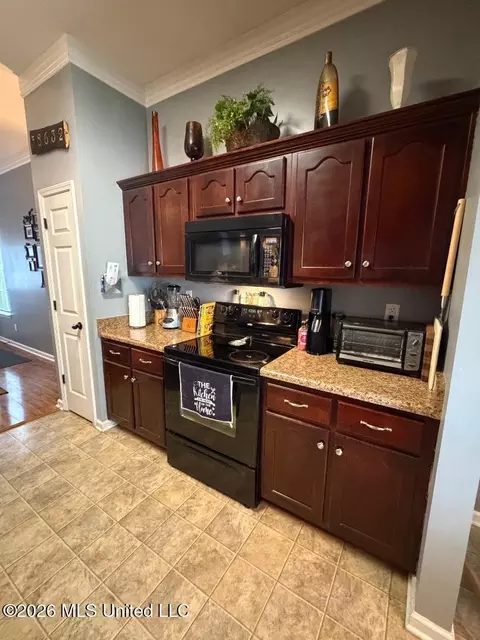 Kitchen - 328 S Vaiden Ridge Dr, Hernando, MS 38632 photo 2 of 3