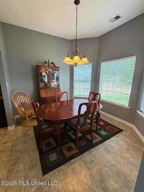Dining - 328 S Vaiden Ridge Dr, Hernando, MS 38632 photo 1 of 2