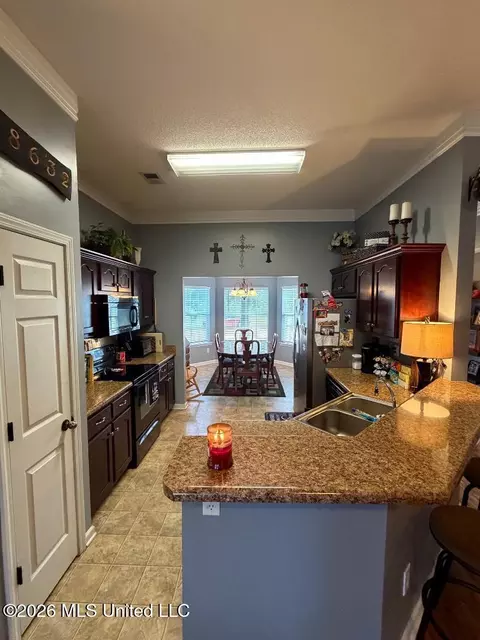 Kitchen - 328 S Vaiden Ridge Dr, Hernando, MS 38632 photo 1 of 3