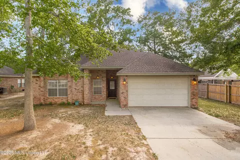 4 Maroon Dr, Picayune, MS 39466