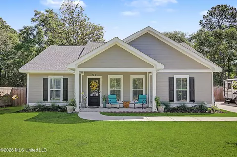 720 Plum St, Ocean Springs, MS 39564