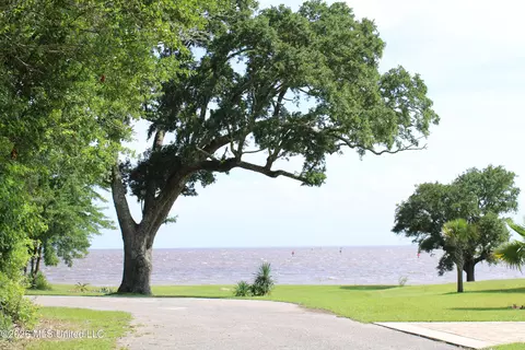 1533 Albacore Ln, Gautier, MS 39553