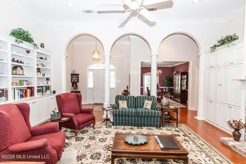 Living - 405 Eastpointe Cv, Madison, MS 39110 photo 2 of 2