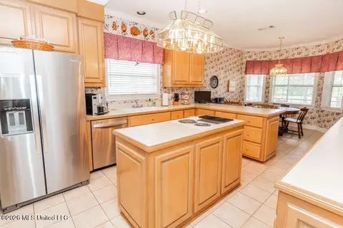 Kitchen - 405 Eastpointe Cv, Madison, MS 39110 photo 2 of 3