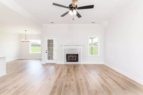 Living - 7559 John Elliott Ln, Hernando, MS 38632 photo 2 of 3