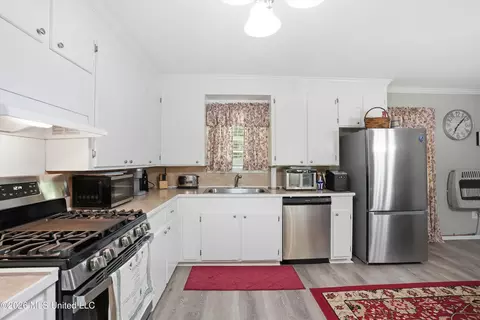 Kitchen - 2491 Ms-16, Carthage, MS 39051 photo 2 of 3