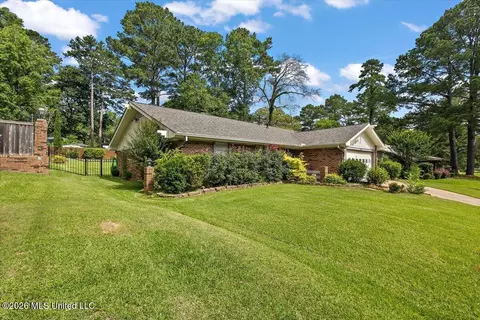 Exterior - 55 Sunline Dr, Brandon, MS 39042 photo 2 of 7