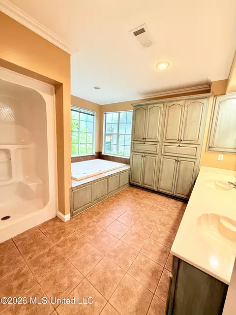 Bath - 2465 Pryor St, Grenada, MS 38901 photo 1 of 6