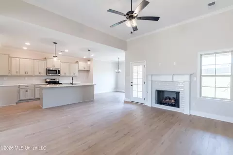 Living - 7627 John Elliott Ln, Hernando, MS 38632 photo 1 of 2