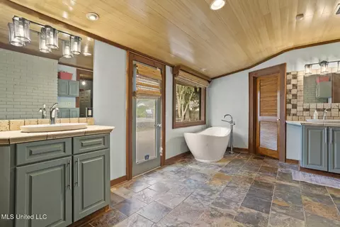 Bath - 4215 Athens Dr, Jackson, MS 39211 photo 2 of 9