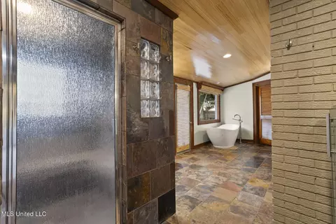 Bath - 4215 Athens Dr, Jackson, MS 39211 photo 4 of 9