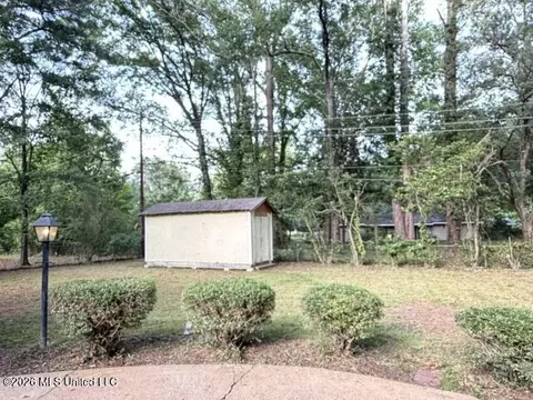 Exterior - 144 Glenside Dr, Jackson, MS 39211 photo 5 of 6