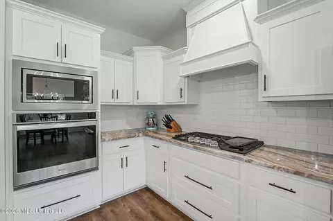 Kitchen - 4770 Bakers Trl, Nesbit, MS 38651 photo 2 of 2