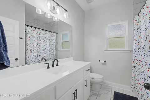 Bath - 4770 Bakers Trl, Nesbit, MS 38651 photo 3 of 4