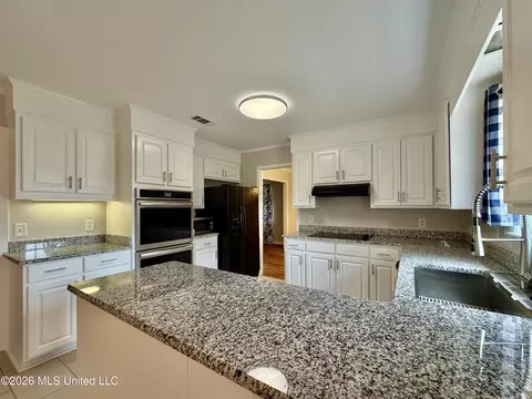 Kitchen - 1206 Dartmoor Dr, Clinton, MS 39056 photo 5 of 5