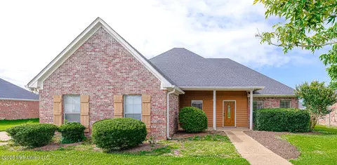 103 King Arthur Ln, Clinton, MS 39056