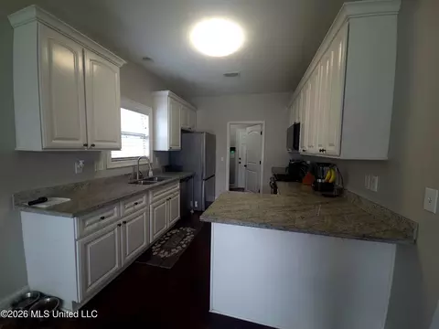 Kitchen - 305 Flagstone Dr, Brandon, MS 39042 photo 1 of 4