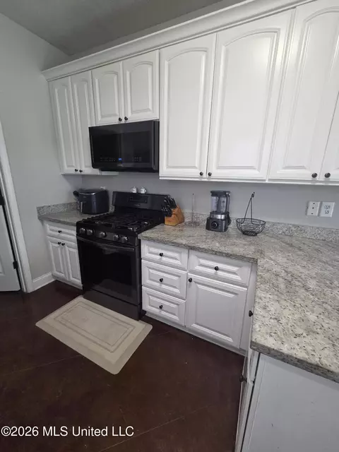 Kitchen - 305 Flagstone Dr, Brandon, MS 39042 photo 2 of 4