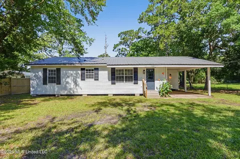 4301 Briggs St, Moss Point, MS 39563
